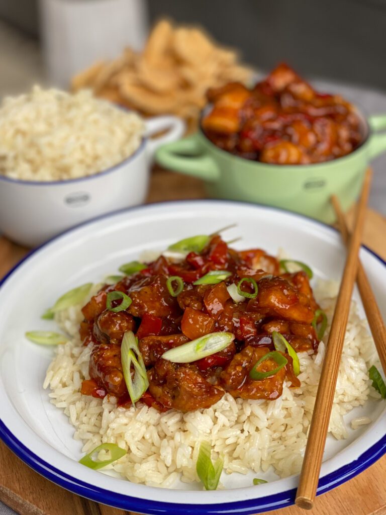 Aziatische kip met kruidige rijst en bosui