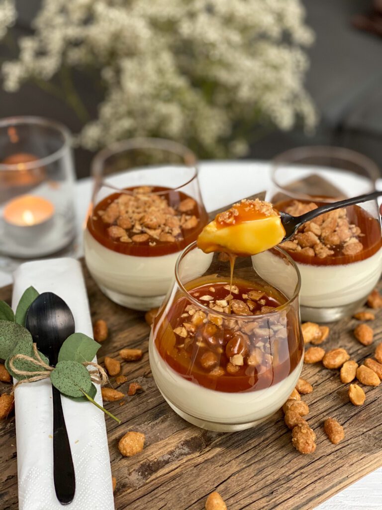 panna cotta met salted caramel en gesuikerde pinda's