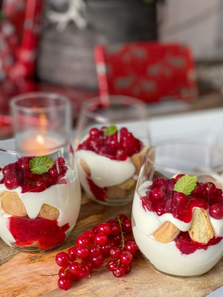 trifle met rode bessen en lange vingers