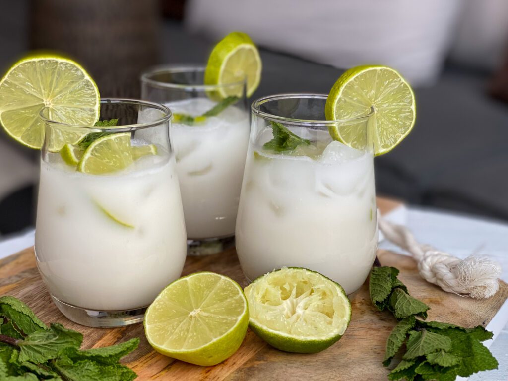 mocktail met kokosmelk en limoen