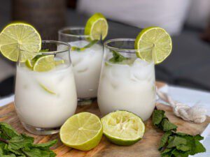 mocktail met kokosmelk en limoen