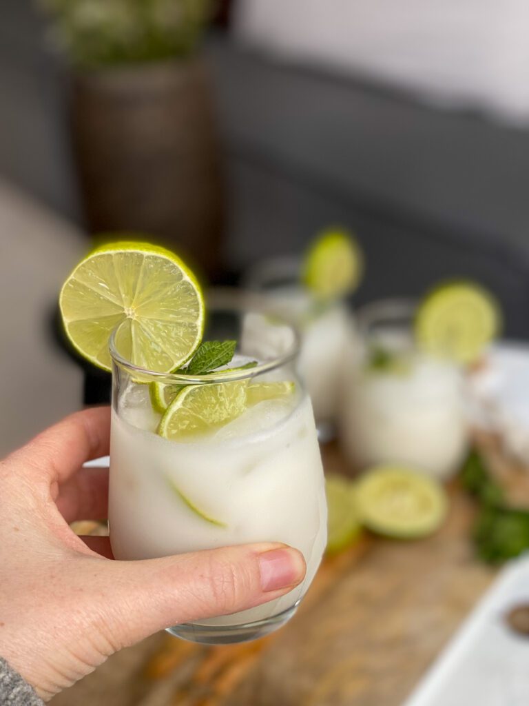 frisse mocktail met kokosmelk, limoen en munt