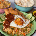 nasi maken zonder pakjes en zakjes met zelfgemaakte pindasaus geserveerd met gebakken ei en komkommer