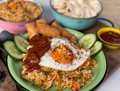 nasi maken zonder pakjes en zakjes met zelfgemaakte pindasaus geserveerd met gebakken ei en komkommer