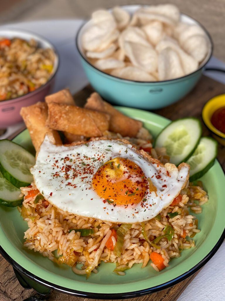 zelfgemaakte nasi maken met pindasaus