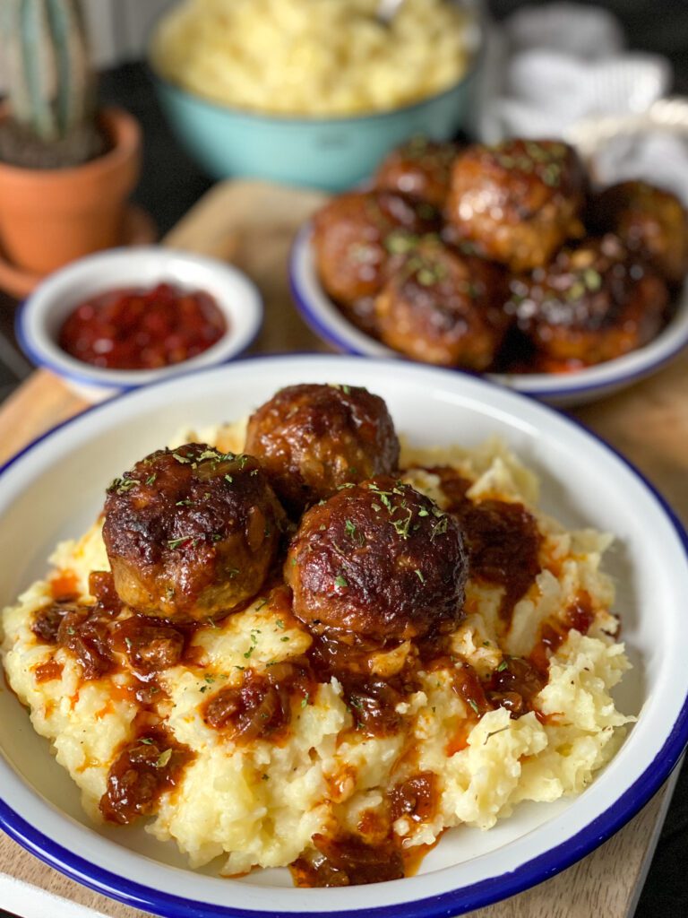 bloemkoolstamppot met pittige gehaktballetjes