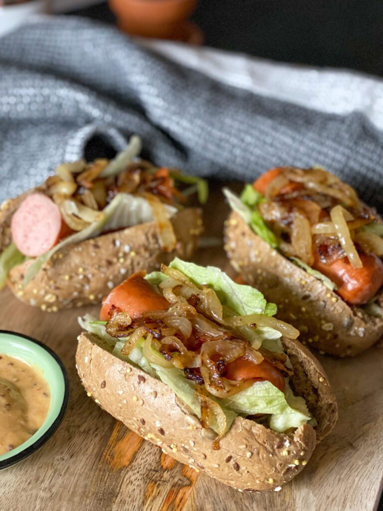 broodje rookworst met gebakken uien 