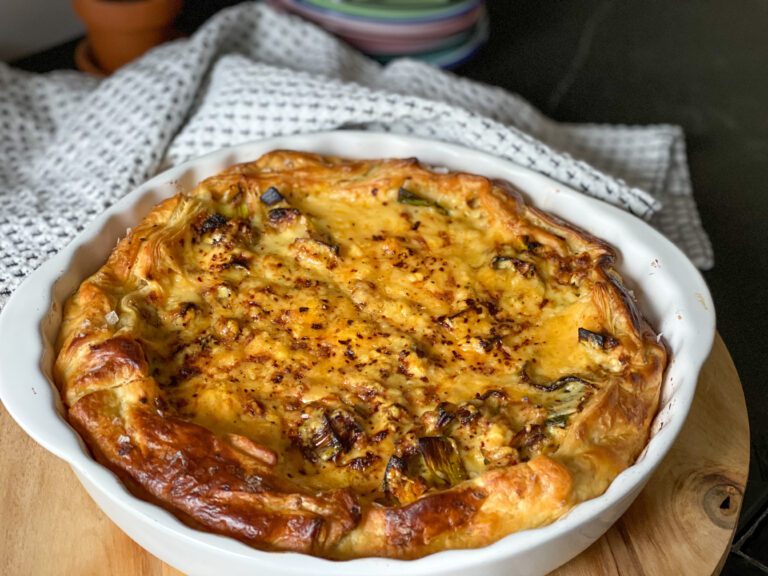 hartige taart met tonijn en prei