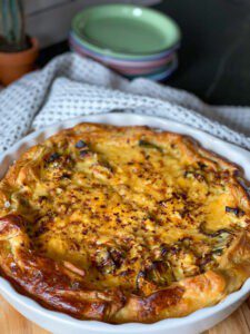 hartige taart met tonijn en prei