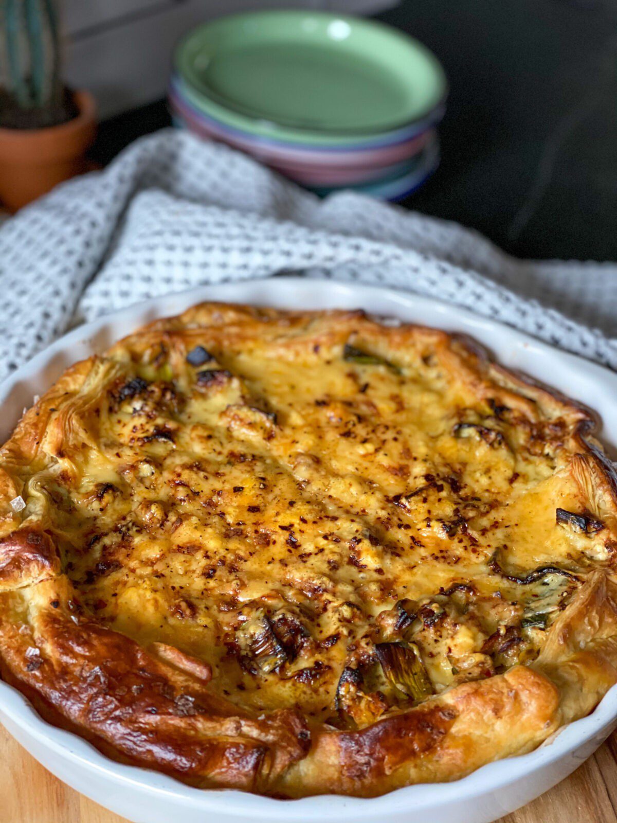 hartige taart met tonijn en prei