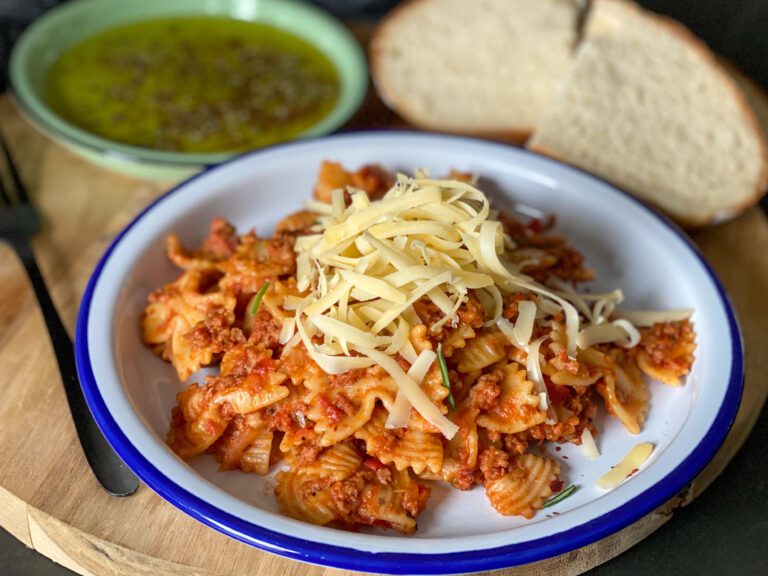 pasta met verse worst in pittige tomatensaus en venkel
