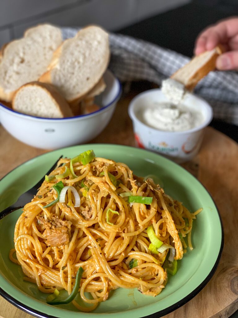 spaghetti met tonijn en prei in kruidige roomsaus