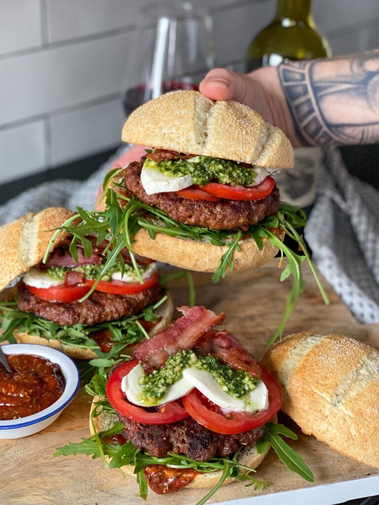 Italiaanse hamburger met pesto, kruidige ketchup en mozzarella
