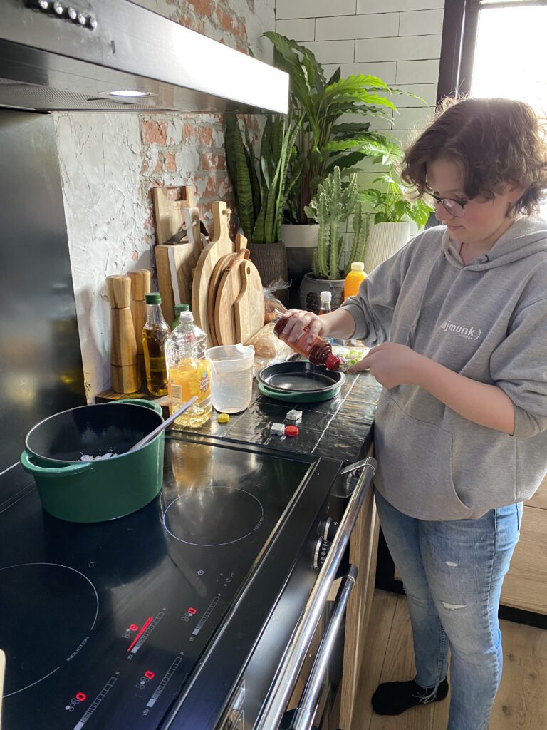 beaudine aan het koken in de nieuwe keuken