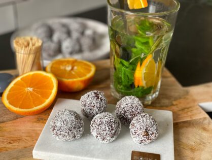 dadelballetjes met sinaasappel en geraspte kokos