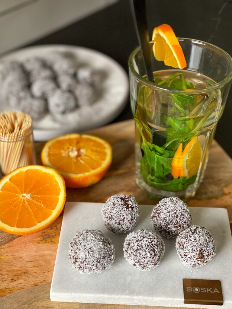 dadelballetjes met sinaasappel en geraspte kokos