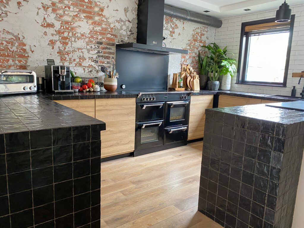 zwarte tegeltjes aanrecht