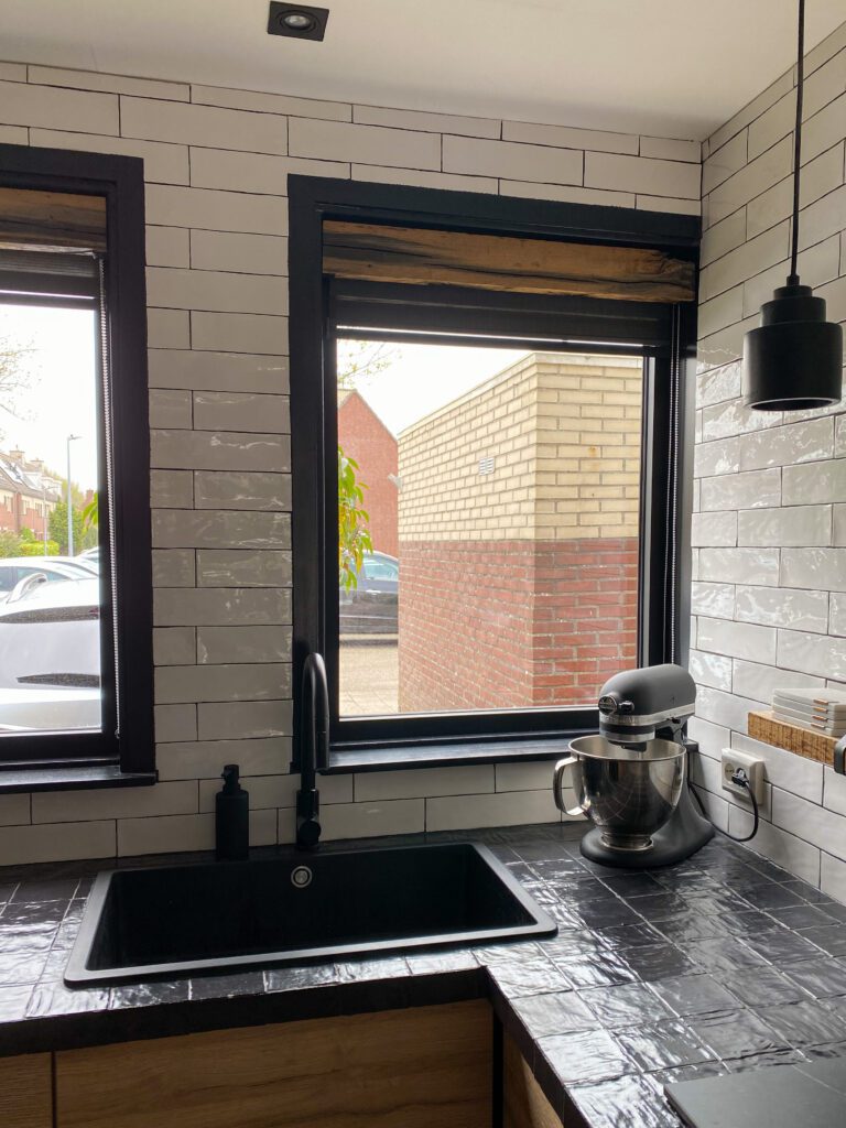 zwarte kraan met zwarte wasbak