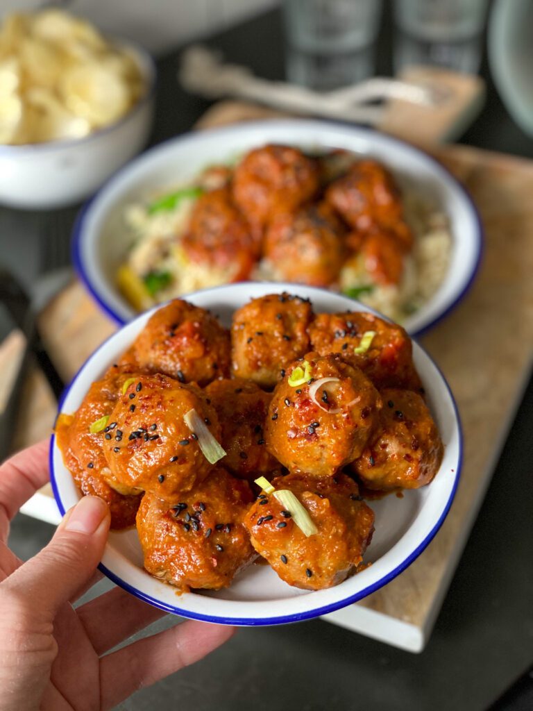 pittige gehaktballetjes in pittige saus