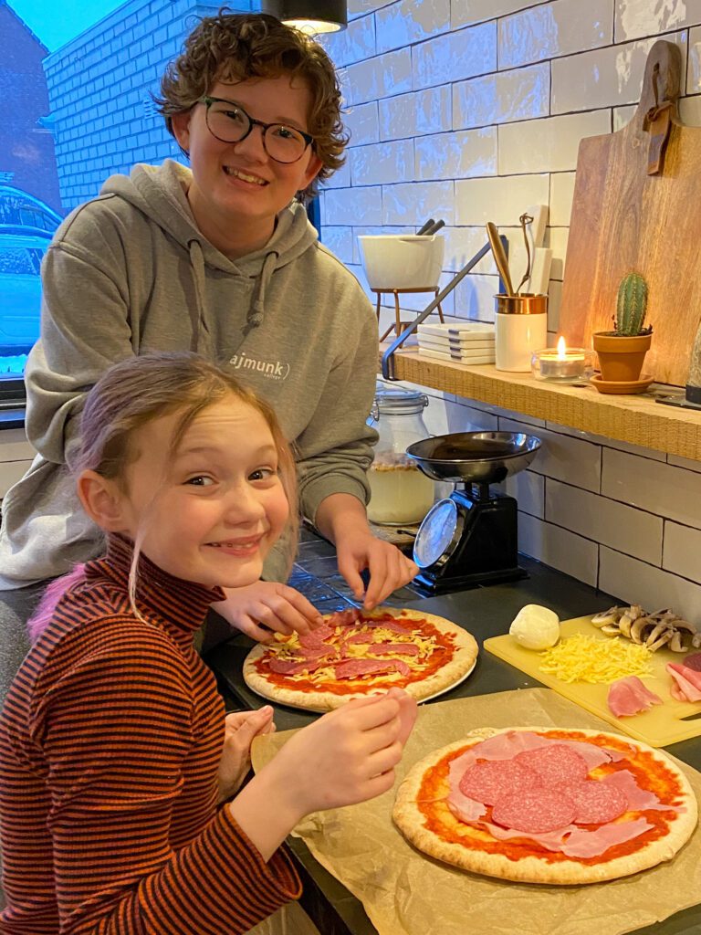 kinderen samen koken in de keuken