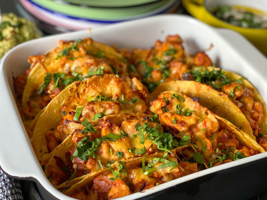 taco's met kruidige kip en wokgroente