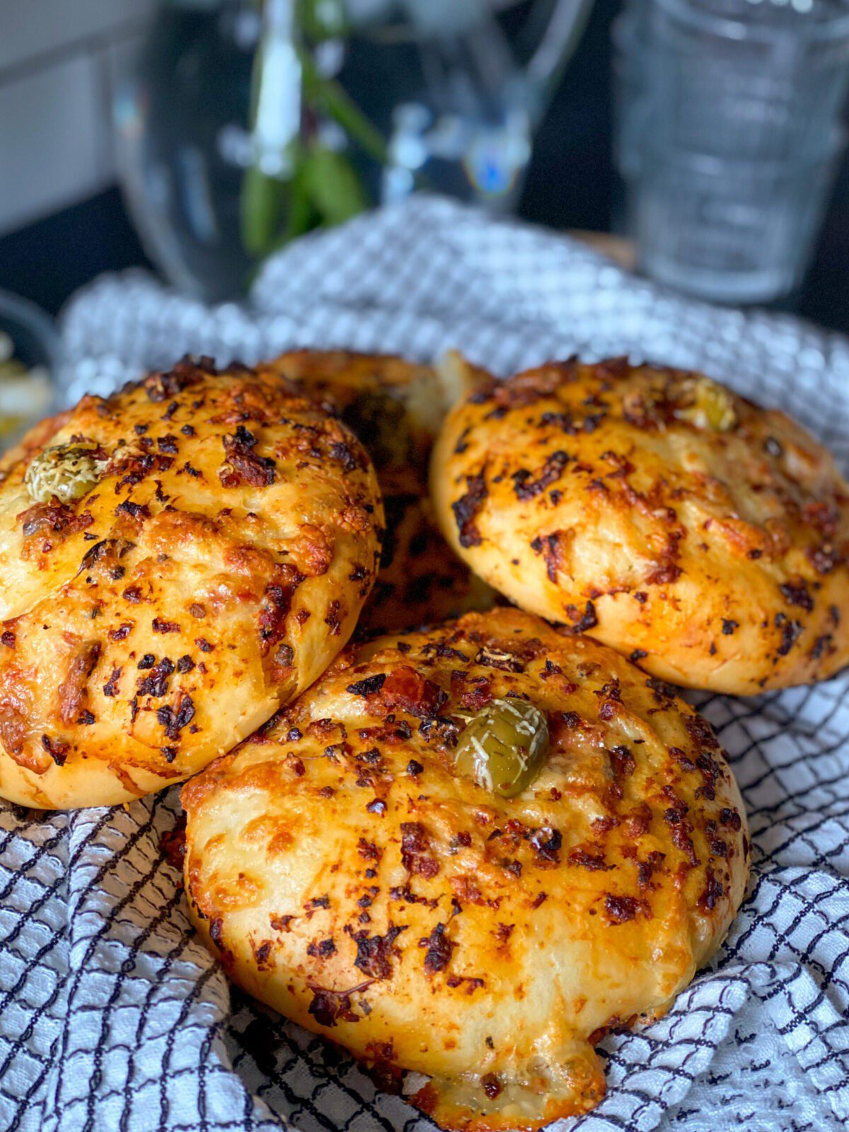 zachte tapenade broodjes met mozzarella