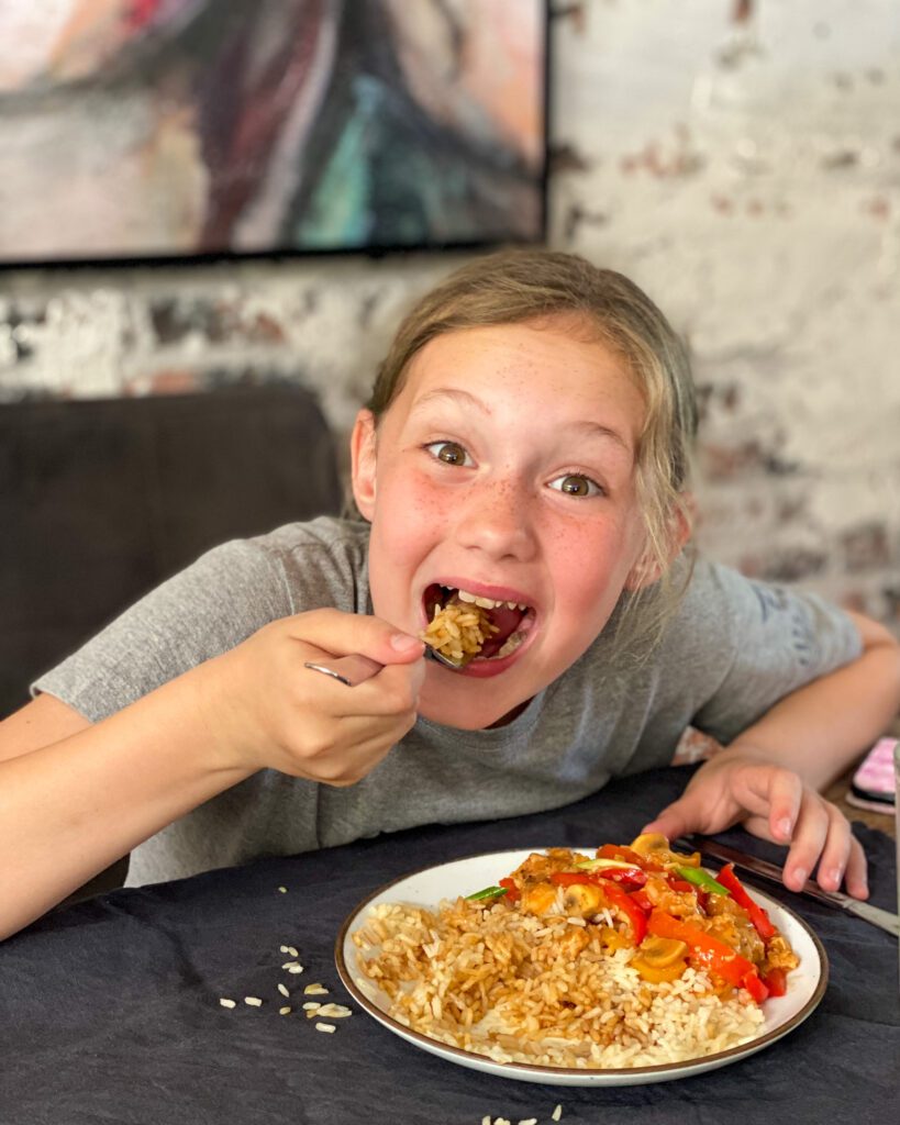 kip in zoetzure saus