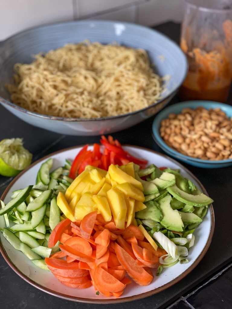 alle ingrediënten voor de noedelsalade 