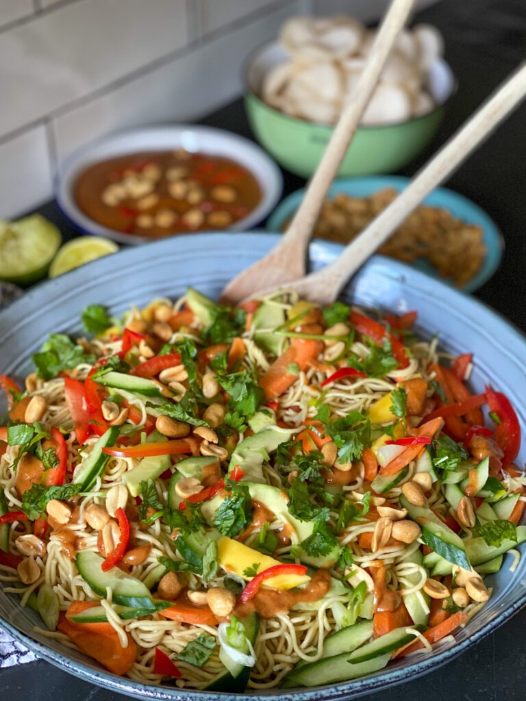 frisse noedelsalade met pittige pindasaus dressing 