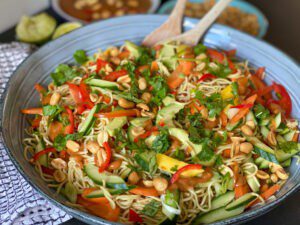 noedelsalade met pittige pindasaus dressing