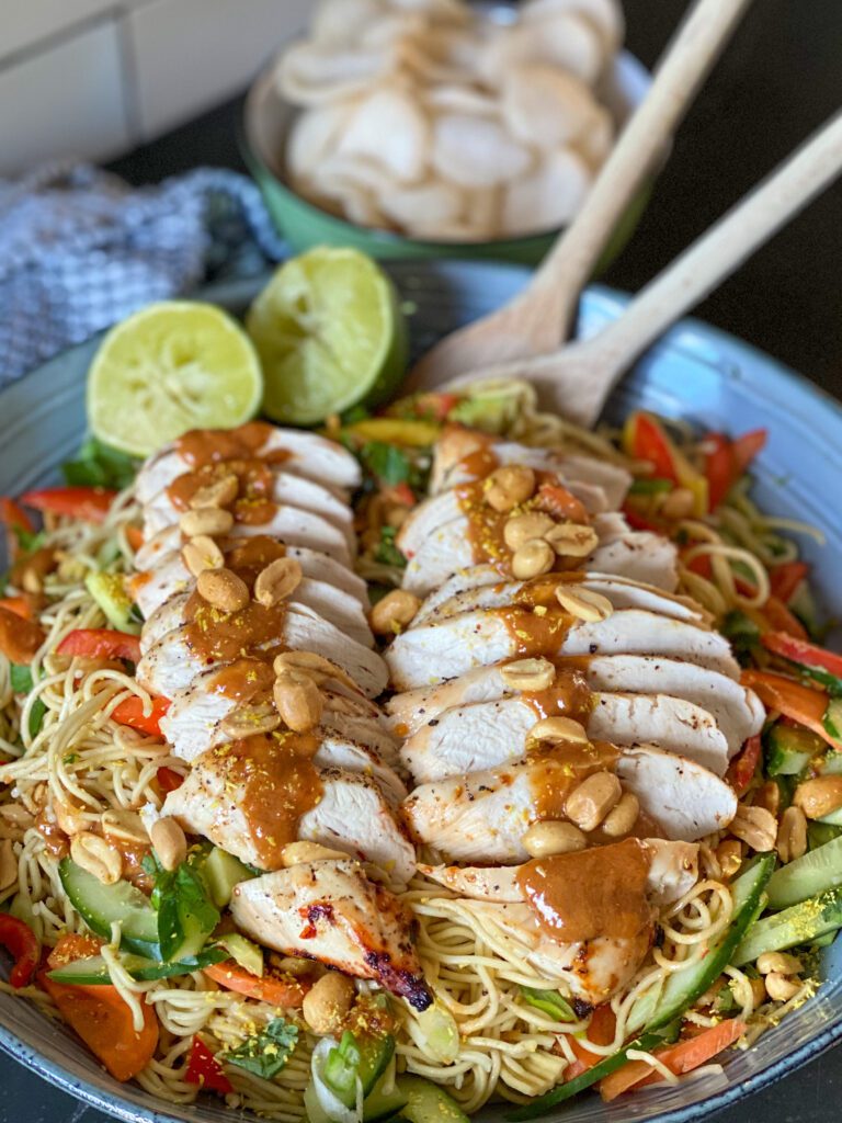 noedelsalade met pittige pindasaus dressing 