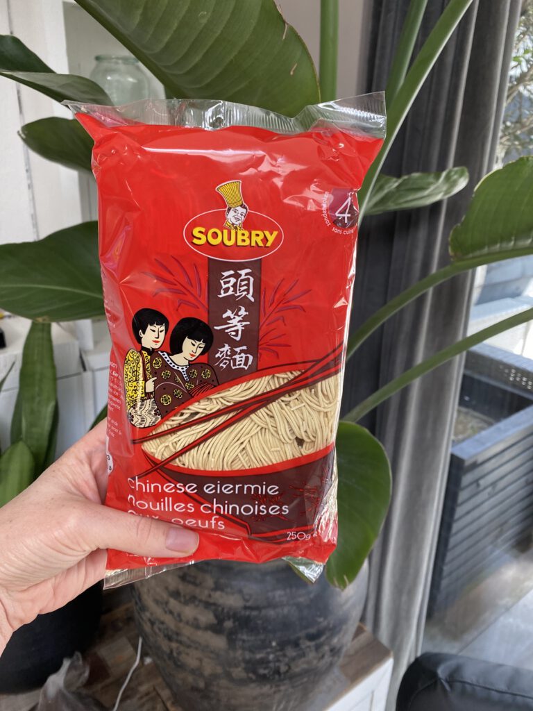 Chinese eiermie voor de noedelsalade met pittige pindasaus dressing 