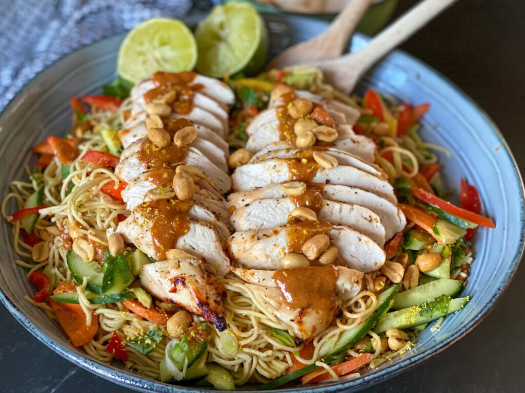 noedelsalade met kip en pittige pindasaus dressing 