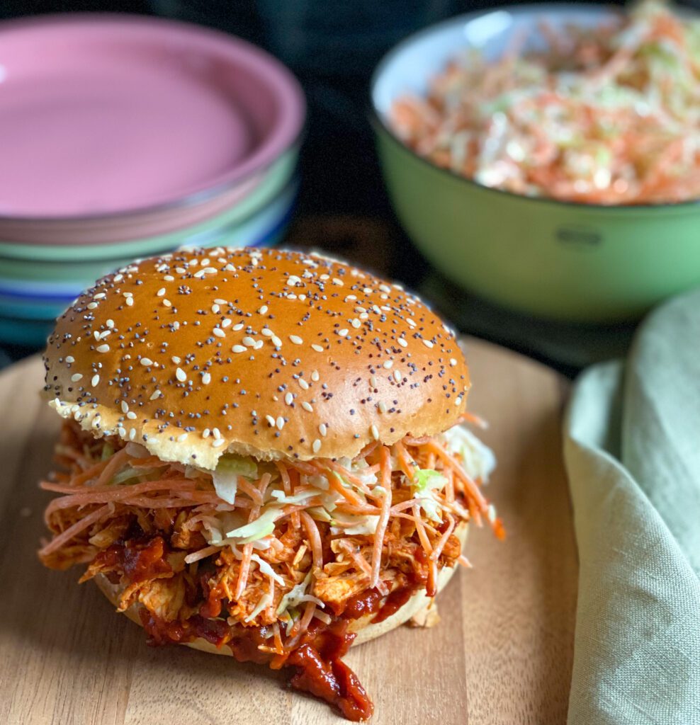 broodje pulled chicken met bbq saus en coleslaw