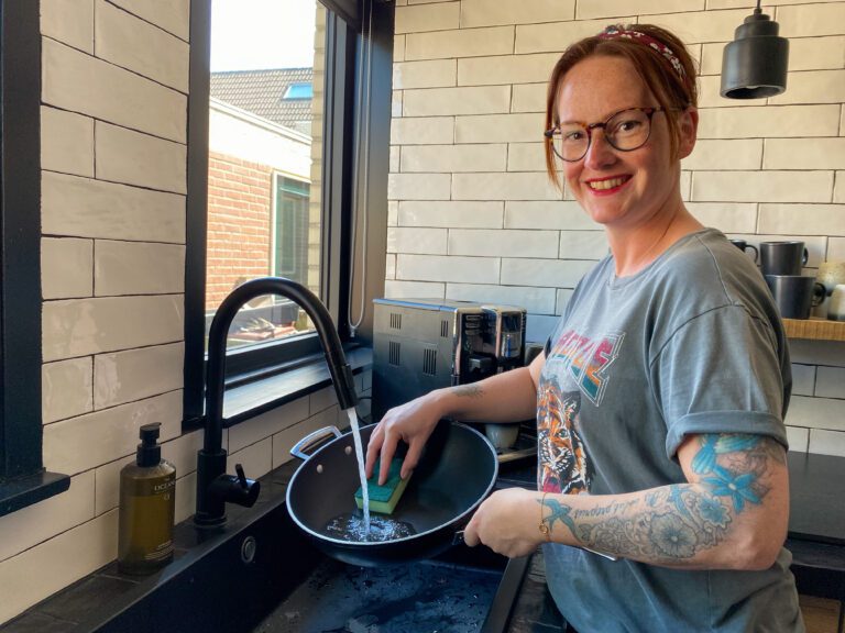 aangekoekte pan schoonmaken