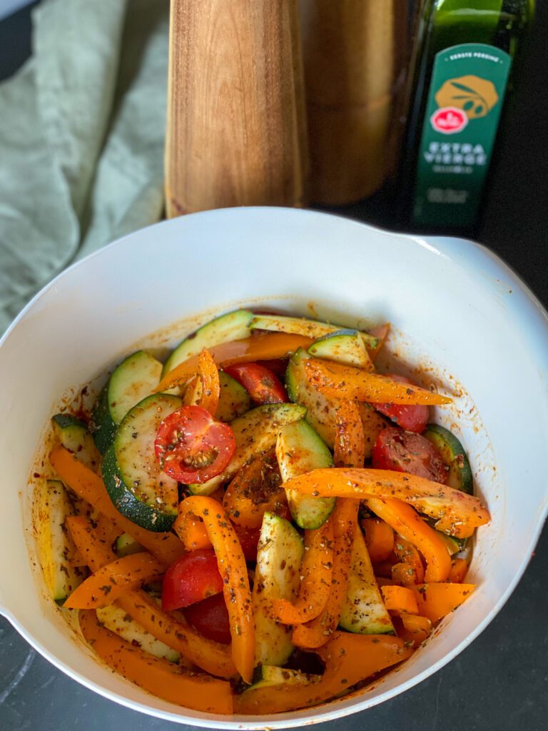 diverse soorten groenten roosteren in de oven