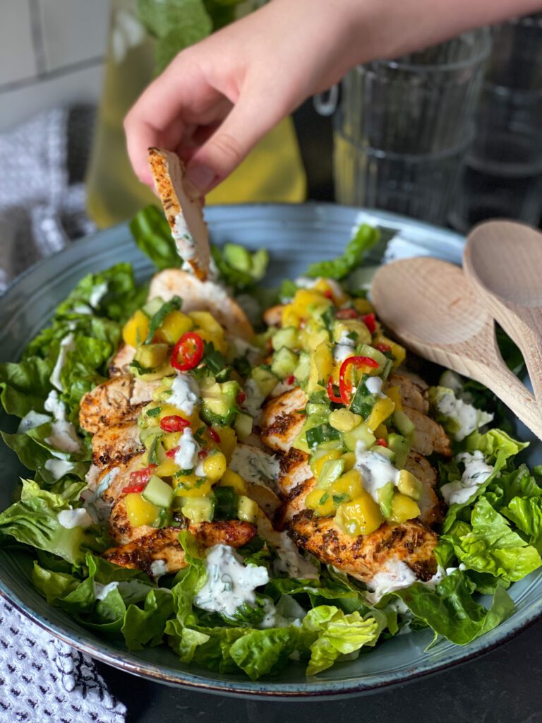 gegrilde kip salade met pittige mango salsa