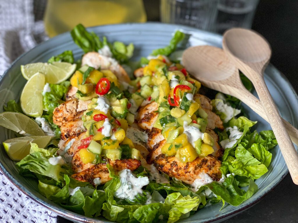 gegrilde kip salade met pittige mango salsa