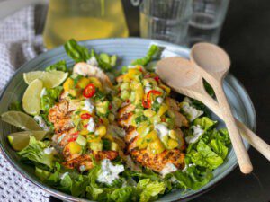 Zomerse salade met gegrilde kip, mango salsa en yoghurtdressing – frisse en gezonde maaltijd