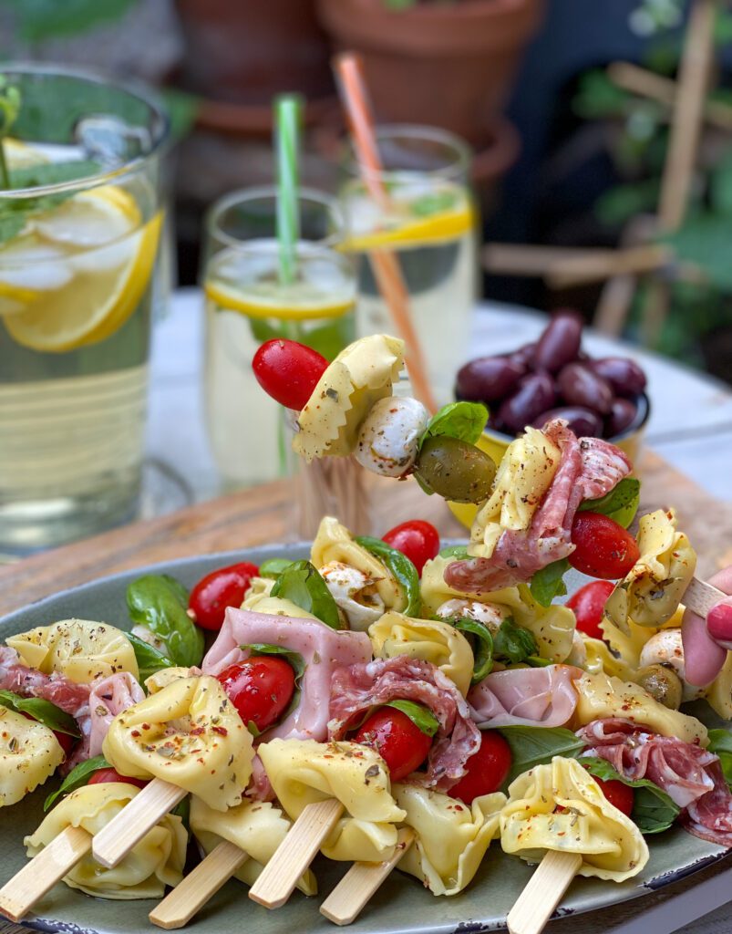 tortellini spiesjes met Italiaanse worst, mozzarella en olijven 