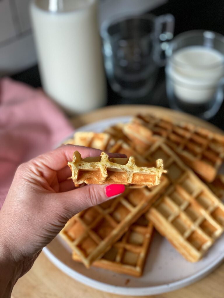 zelf wafels maken in een wafelijzer met karnemelk