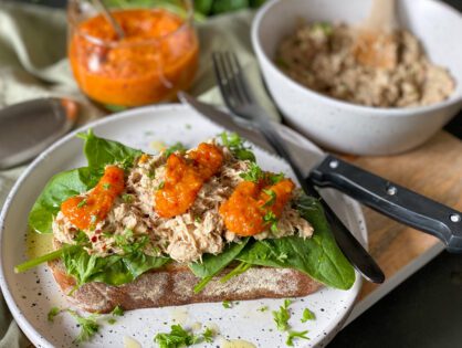 sandwich met makreelsalade en pittige mangosalsa