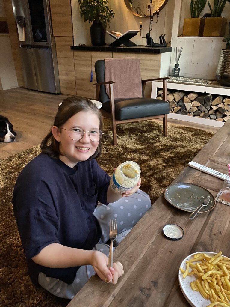 Gezellig eten aan tafel of op de bank voor de tv