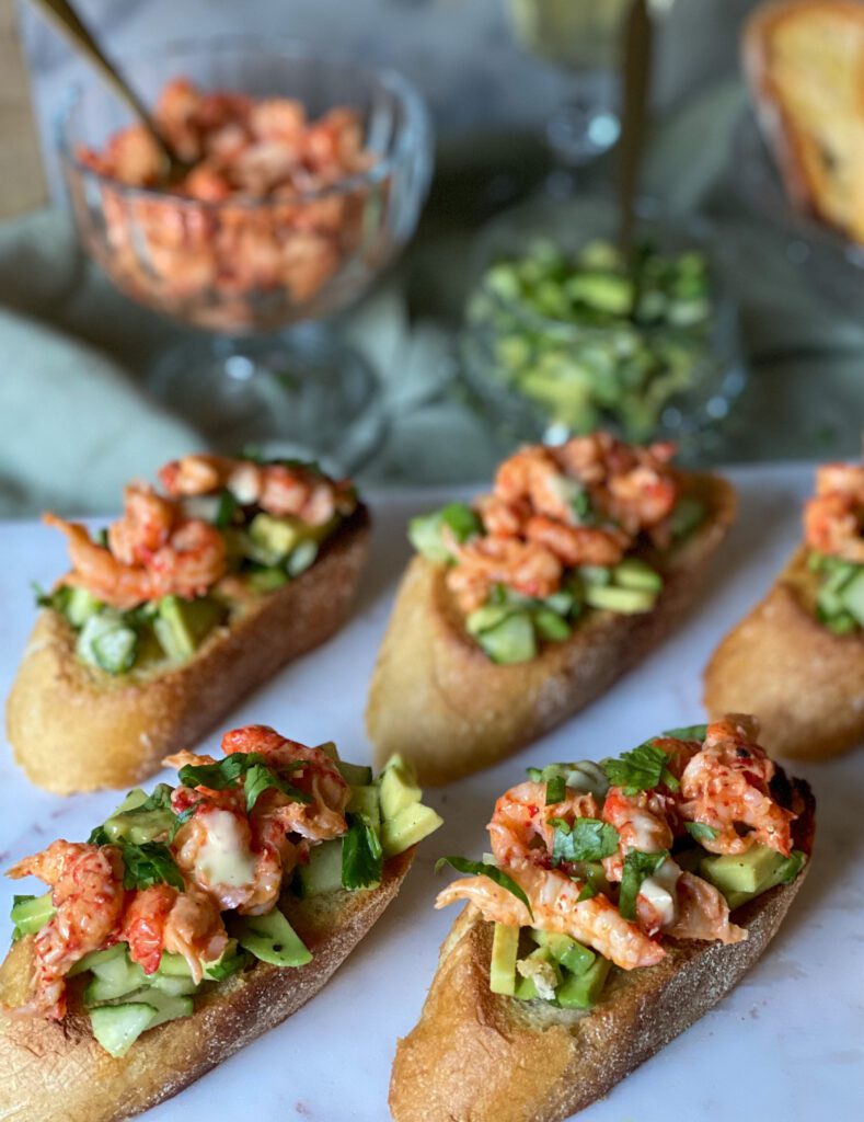 bruschetta met rivierkreeftjes en groene salsa