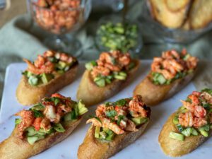 pittige rivierkreeftjes op bruschetta