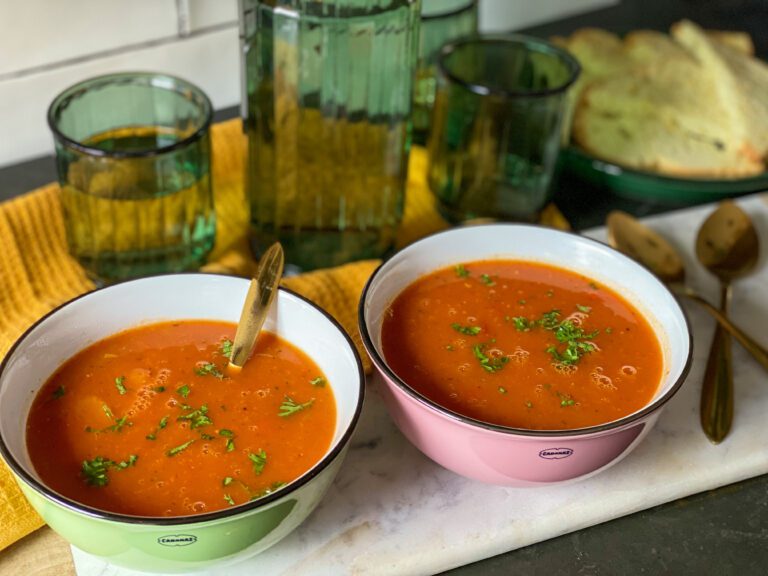 Pompoensoep met tomaat en paprika recept, kruidige herfstsoep in groene en roze kom