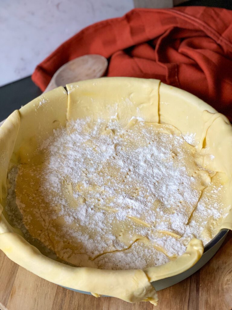 Hartige taart met prei en paddenstoelen