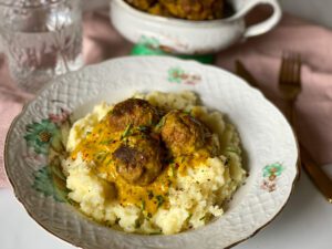 bloemkoolstamppot met gehaktballetjes in kerriesaus