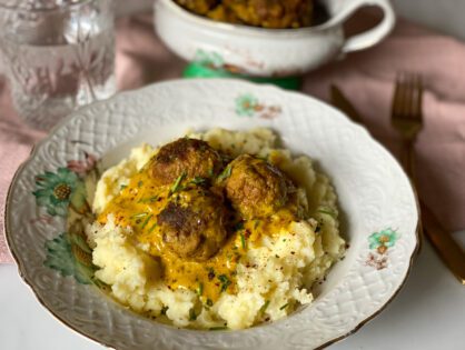 bloemkoolstamppot met gehaktballetjes in kerriesaus