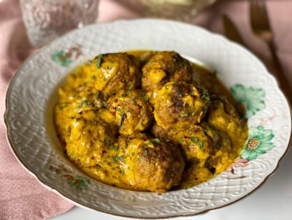 gehaktballetjes in romige kerriesaus